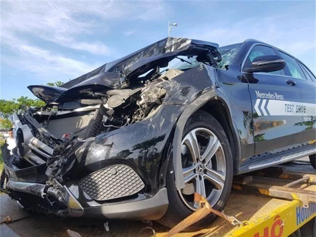 Mercedes chạy thử gây tai nạn liên hoàn - 1