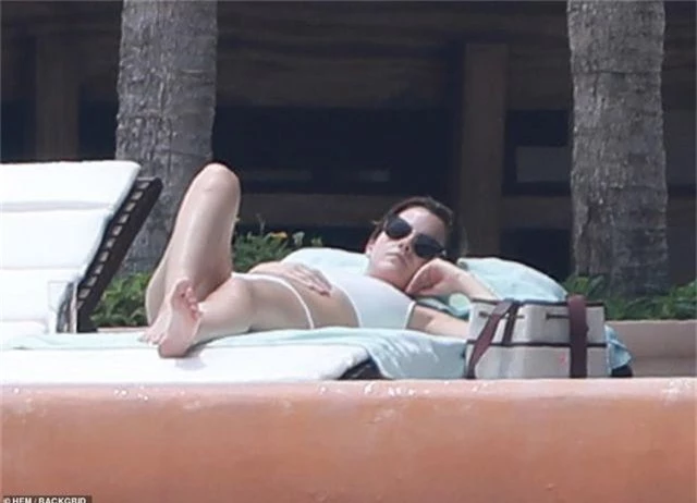 Emma Watson diện bikini khoe dáng chuẩn - 2