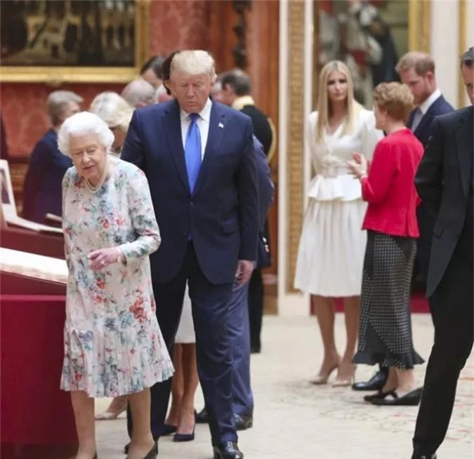 Hoàng tử Harry bị chỉ trích dữ dội khi có hành động tồi tệ và "thô lỗ" đối với Tổng thống Mỹ và Ivanka Trump - Ảnh 4.