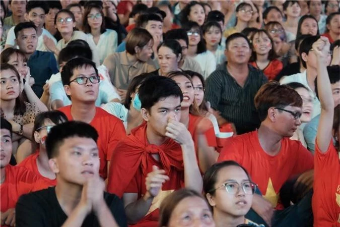 Thủ quân tuyển Thái Lan "tát vào mặt" Văn Hậu nhưng Văn Toàn lại nhận thẻ vàng đầy khó hiểu từ trọng tài? - Ảnh 5.