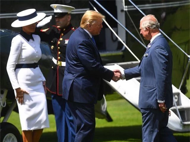 Tổng thống Trump gây tranh cãi khi không cúi đầu chào Thái tử Anh - 1