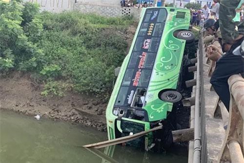 Vụ xe khách lao xuống sông: Do tài xế buồn ngủ