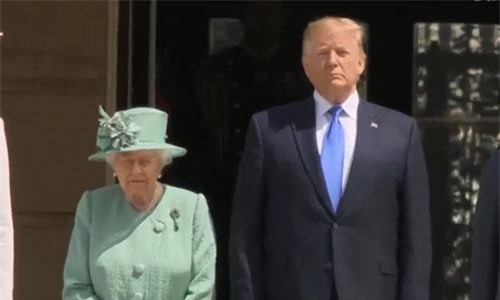 CLIP: Ông Trump phá vỡ quy tắc hoàng gia Anh khi gặp Thái tử Charles