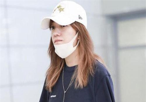 Triệu Vy xuất hiện nhợt nhạt ở sân bay sau ồn ào là kẻ gây rối trong cuộc tình Huỳnh Hiểu Minh - Angelababy