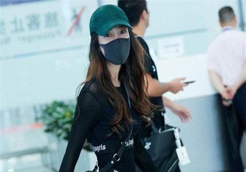 Vòng eo bé bằng “nắm tay”, thân hình mỏng như "tàu lá" Angelababy khiến nhiều fan giật mình lo lắng