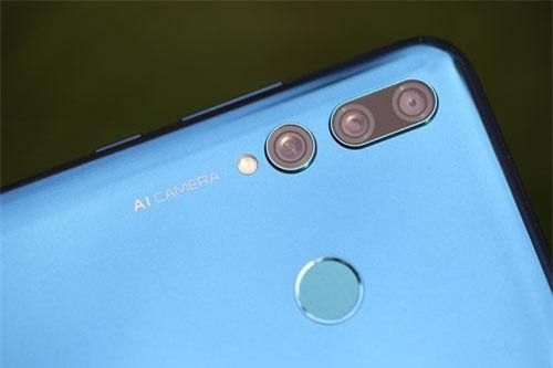 Huawei ra mắt smartphone 3 camera, RAM 6 GB, giá hơn 6 triệu