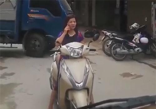 Người phụ nữ dừng xe giữa đường nghe điện thoại không cho ôtô đi qua khiến ai cũng phẫn nộ