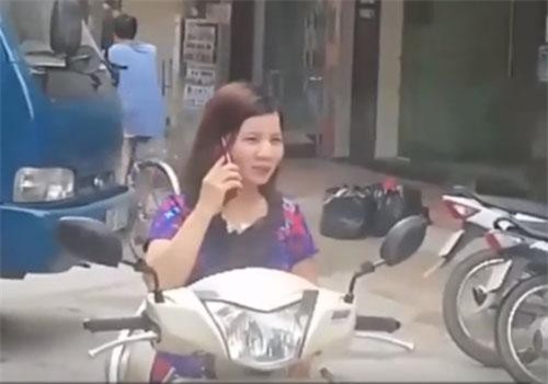 CLIP: Phẫn nộ trước cảnh người phụ nữ dừng xe giữa đường nghe điện thoại không cho ôtô đi qua