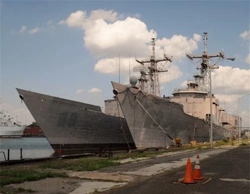 Rất nhiều khinh hạm khinh hạm Oliver Hazard Perry sẽ phục vụ trong một lực lượng hải quân khác sau khi rời biên chế Hải quân Mỹ