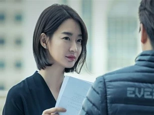 Từ khi cắt tóc ngắn, Shin Min Ah bỗng dưng hóa lạnh lùng, gai góc thế này
