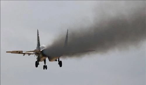 Cột khói đen mù mịt từ động cơ RD-33 của tiêm kích MiG-29