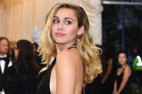 Bị fan cuồng sàm sỡ giữa đám đông, Miley Cyrus hành động 'sốc'