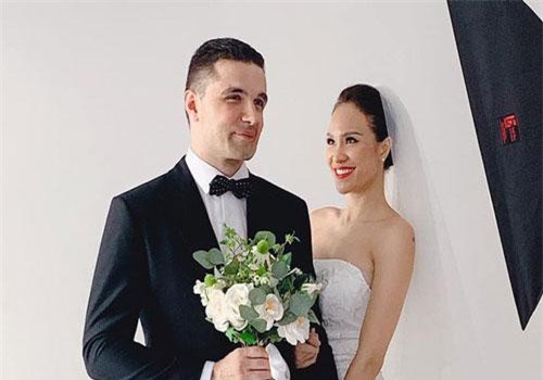 Siêu mẫu Phương Mai khoe hậu trường chụp ảnh cưới nhưng biểu cảm của chồng Tây mới gây chú ý!