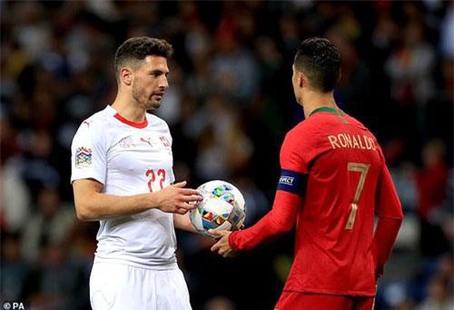 Trọng tài ‘bẻ còi’ sốc chưa từng thấy, Ronaldo tiu nghỉu