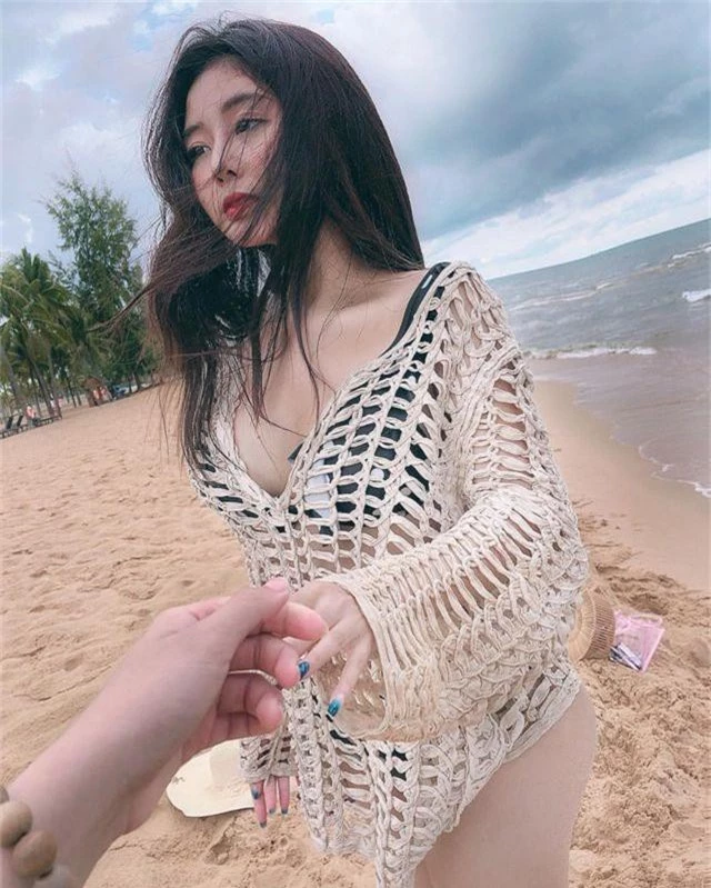 Hot girl Việt đua nhau khoe dáng nóng bỏng trên bãi biển mùa hè - 12