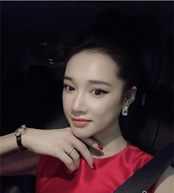 Không chỉ diện đồ táo bạo, o ép ngực đầy, Nhã Phương còn chăm chỉ khoe đồ hiệu, dùng phụ kiện tiền tỷ sau khi làm vợ Trường Giang - Ảnh 8. Không chỉ diện đồ táo bạo, o ép ngực đầy, Nhã Phương còn chăm chỉ khoe đồ hiệu, dùng phụ kiện tiền tỷ sau khi làm vợ Trường Giang - Ảnh 8.