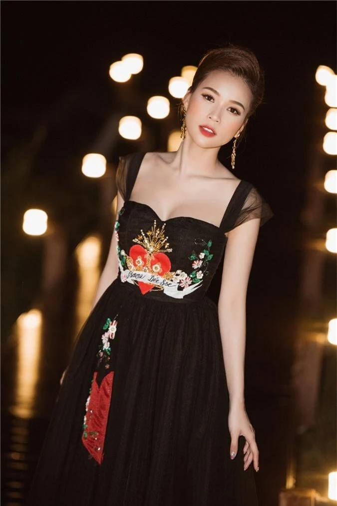 Không hở bạo, Sam vẫn xinh đẹp đốt ánh nhìn với đầm công chúa sang trọng - Ảnh 7. Không hở bạo, Sam vẫn xinh đẹp đốt ánh nhìn với đầm công chúa sang trọng - Ảnh 7.