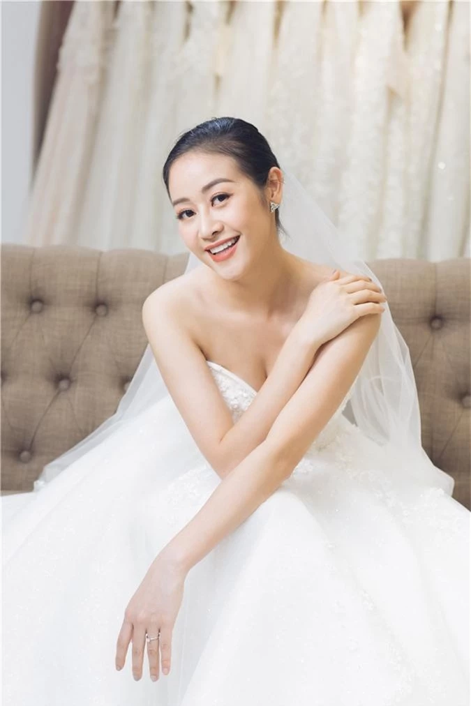 Trọn bộ ảnh xinh đẹp lộng lẫy của cô dâu MC Phí Linh trước ngày cưới, vẫn nhất định giữ kín dung nhan chú rể - Ảnh 5. Trọn bộ ảnh xinh đẹp lộng lẫy của cô dâu MC Phí Linh trước ngày cưới, vẫn nhất định giữ kín dung nhan chú rể - Ảnh 5.