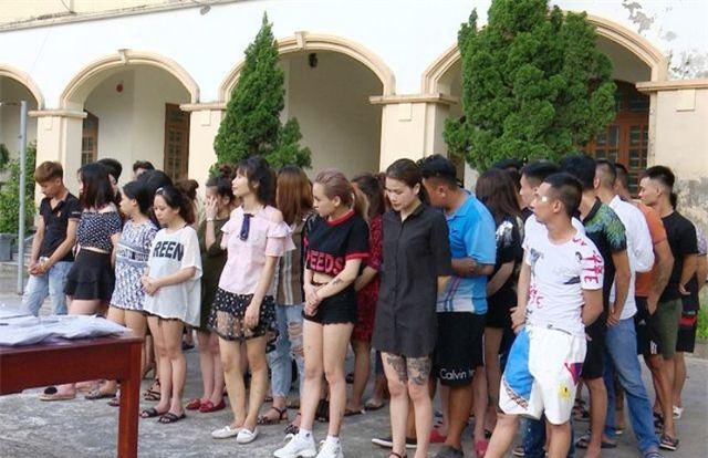 Bắt 45 thanh niên mừng tiệc sinh nhật bằng ma túy trong quán hát