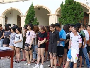 Bắt 45 thanh niên mừng tiệc sinh nhật bằng ma túy trong quán hát