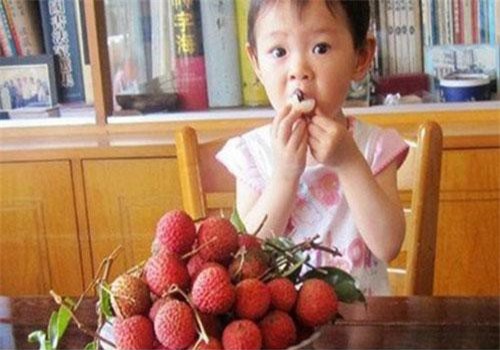 Mùa vải đến rồi, đây là những lưu ý mẹ phải biết để con không bị hóc khi ăn vải