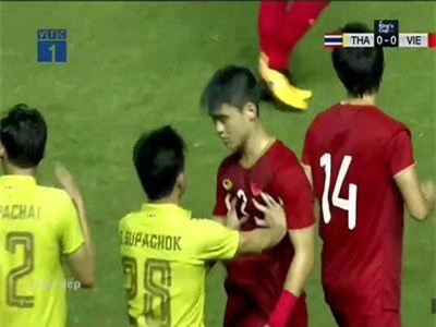 Duy Mạnh phạm lỗi với Supachok, Văn Toàn nhận thẻ vàng oan