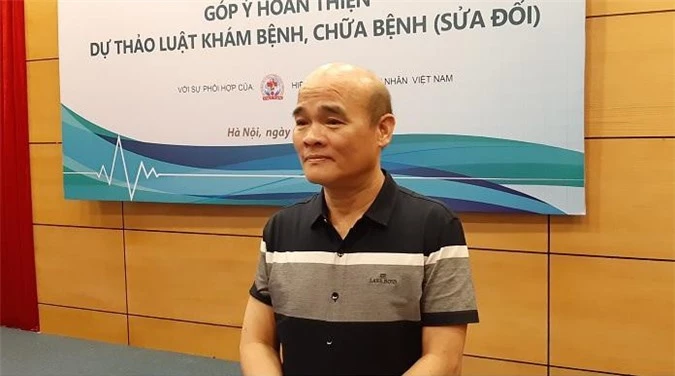 Ông Nguyễn Huy Quang, Vụ trưởng Vụ Pháp chế - Bộ Y tế phát biểu với báo giới bên lề sự kiện. 