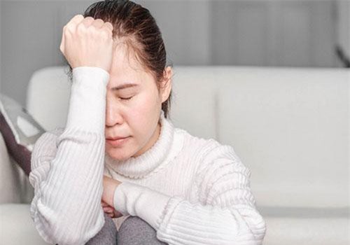 Chồng đi công tác một tháng rồi trở về với bộ dạng ốm yếu, tôi hết lòng chăm sóc nhưng khi biết nguyên nhân, tôi uất hận vô cùng