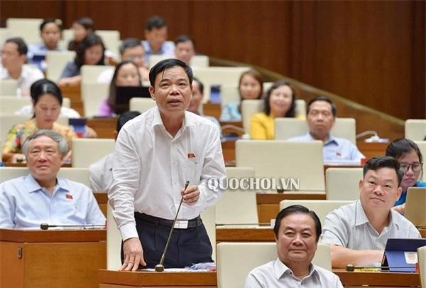 Bộ trưởng Bộ Nông nghiệp và Phát triển nông thôn Nguyễn Xuân Cường tham gia trả lời chất vấn. (Ảnh: VPQH)