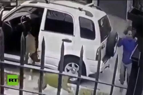 Tên cướp bất ngờ nhận được bài học 'nhớ đời' vì dùng súng uy hiếp người đi đường