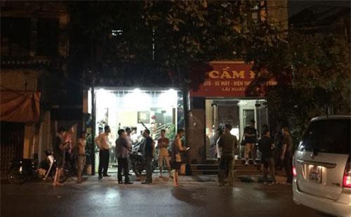 Hà Nội: Giải cứu bà chủ tiệm cầm đồ bị nam thanh niên đâm gục, giữ làm con tin