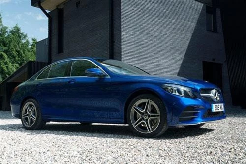 4. Mercedes C-Class (doanh số: 27.387 chiếc).