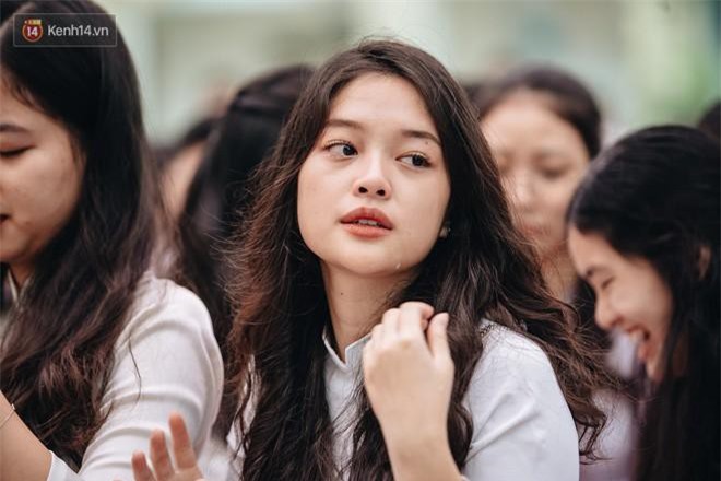 Soi kỹ nhan sắc nữ sinh Việt Đức nổi tiếng sau bức ảnh rơi lệ đẹp như phim ngày bế giảng năm học