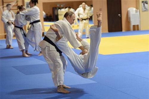 CLIP HOT (8/6): T&#x1ED5;ng th&#x1ED1;ng Putin &#x27;khoe&#x27; k&#x1EF9; n&#x103;ng judo tr&#xEA;n s&#xE0;n &#x111;&#x1EA5;u, Nga th&#x1EED; nghi&#x1EC7;m th&#xE0;nh c&#xF4;ng &#x27;l&#xE1; ch&#x1EAF;n&#x27; &#x111;&#xE1;nh ch&#x1EB7;n t&#xEA;n l&#x1EED;a &#x111;&#x1EA1;n &#x111;&#x1EA1;o