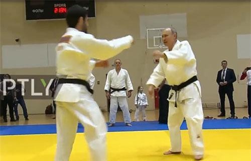 CLIP: T&#x1ED5;ng th&#x1ED1;ng Putin &quot;khoe&quot; k&#x1EF9; n&#x103;ng judo tr&#xEA;n s&#xE0;n &#x111;&#x1EA5;u