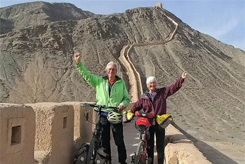 Cặp vợ chồng 60 tuổi đi du lịch 16 nước bằng xe đạp