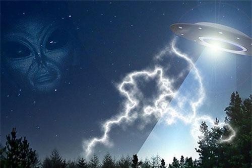 Phát hiện UFO bí ẩn bay gần Las Vegas và “lỗ mây” ở UAE