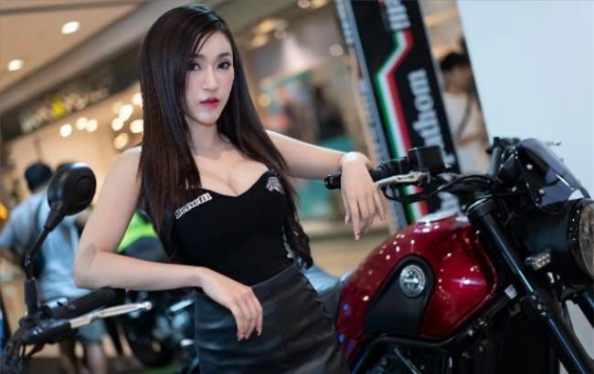 Tuyệt sắc giai nhân chân dài tạo dáng cực nóng bên môtô