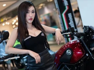 Tuyệt sắc giai nhân chân dài tạo dáng cực nóng bên môtô