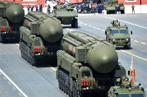 RS-24 Yars hay còn gọi là RT-24 Yars hoặc Topol-MR (NATO gọi là SS-29 hoặc SS-27 Mod 2) là hệ thống tên lửa đạn đạo liên lục địa do Viện Công nghệ nhiệt Moscow (MITT) thiết kế và được nhà máy Votkinst sản xuất từ năm 2010 tới nay.