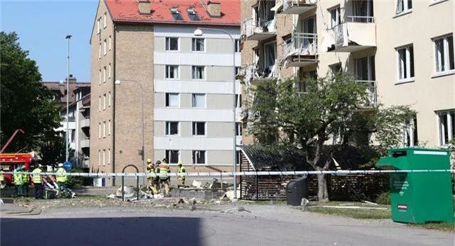 Khu chung cư Thụy Điển như “bãi chiến trường” sau vụ nổ rung chuyển - 1