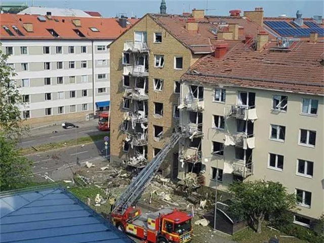Khu chung cư Thụy Điển như “bãi chiến trường” sau vụ nổ rung chuyển - 2