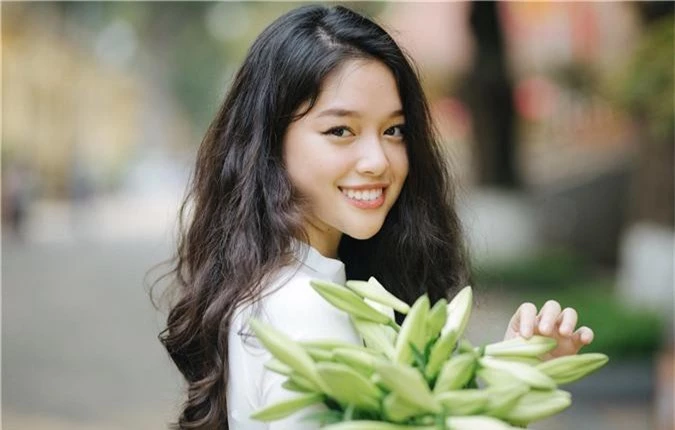 Soi kỹ nhan sắc nữ sinh Việt Đức nổi tiếng sau bức ảnh rơi lệ đẹp như phim ngày bế giảng năm học - Ảnh 3.