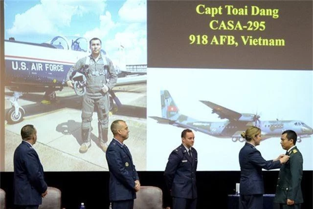 Thượng úy phi công Việt Nam đầu tiên tốt nghiệp khóa huấn luyện phi công tại Mỹ - 1
