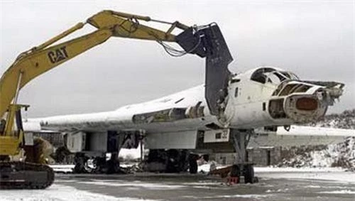 Máy bay ném bom chiến lược siêu âm Tu-160 của Không quân Ukraine bị tháo dỡ
