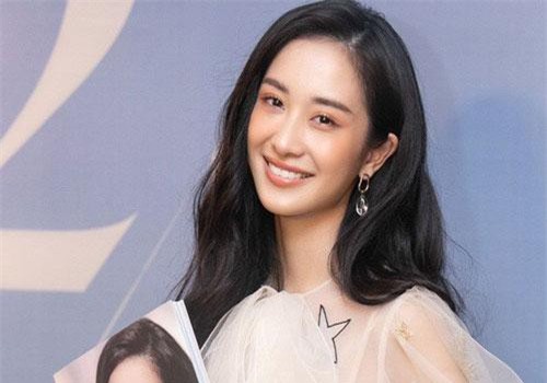 Vốn đã gầy gò, Jun Vũ lại mới giảm cân để lộ vóc dáng "mỏng tang" trong họp báo