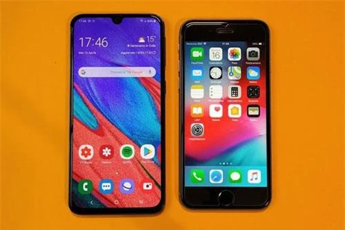 Samsung Galaxy A50 và iPhone 7 (phải).