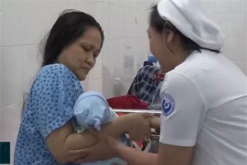 Hy hữu đưa vợ đi đẻ, chồng thành ông đỡ 'bất đắc dĩ'