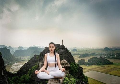 Ấn tượng bộ ảnh yoga tại Hang Múa của mẫu nhí Sài thành