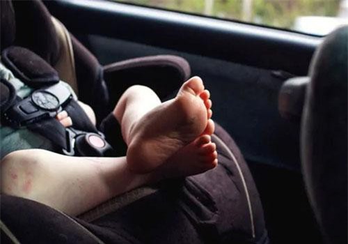 Con gái 11 tháng tuổi chết đầy tức tưởi trong ô tô, tất cả bởi sự lầm tưởng tai hại này của cha mẹ